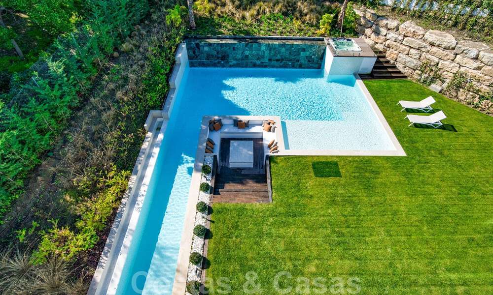 Instapklare moderne villa te koop op loopafstand van voorzieningen en Puerto Banus in Nueva Andalucia, Marbella 30700