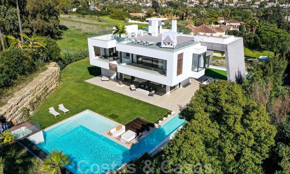 Instapklare moderne villa te koop op loopafstand van voorzieningen en Puerto Banus in Nueva Andalucia, Marbella 30701