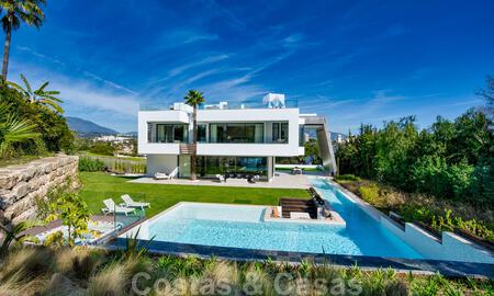 Instapklare moderne villa te koop op loopafstand van voorzieningen en Puerto Banus in Nueva Andalucia, Marbella 30702