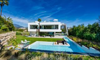 Instapklare moderne villa te koop op loopafstand van voorzieningen en Puerto Banus in Nueva Andalucia, Marbella 30702 