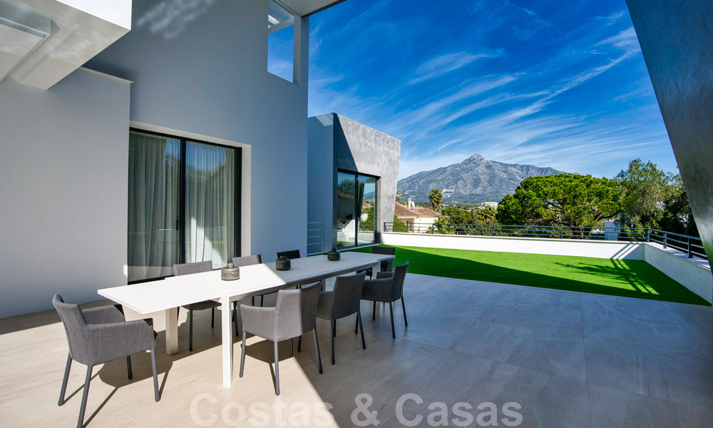 Instapklare moderne villa te koop op loopafstand van voorzieningen en Puerto Banus in Nueva Andalucia, Marbella 30703