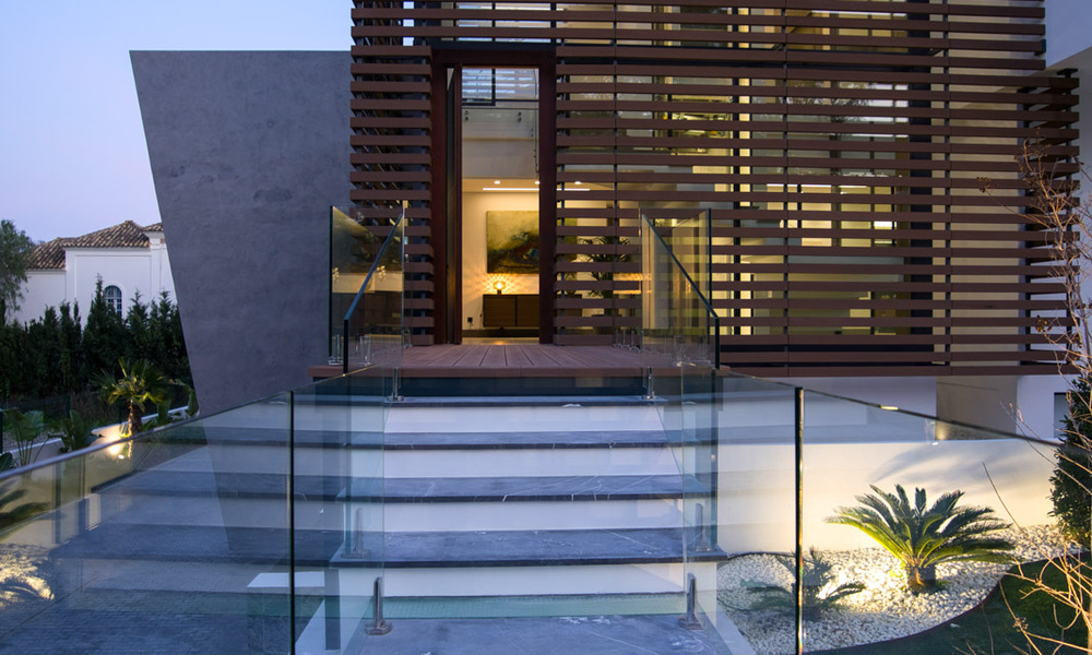 Instapklare moderne villa te koop op loopafstand van voorzieningen en Puerto Banus in Nueva Andalucia, Marbella 30705