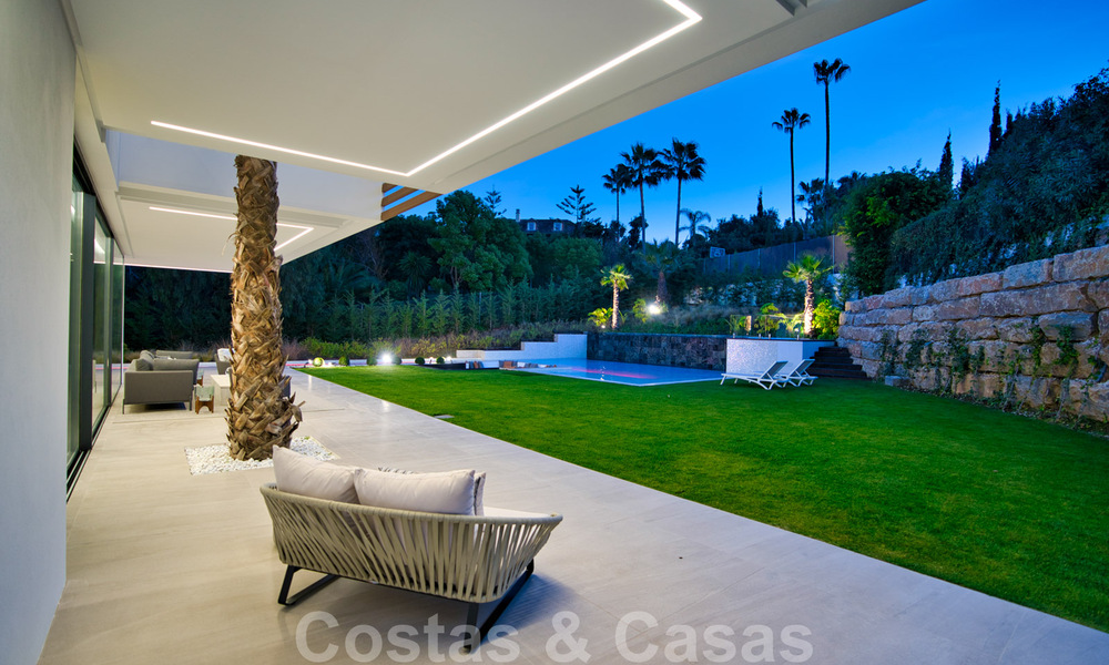 Instapklare moderne villa te koop op loopafstand van voorzieningen en Puerto Banus in Nueva Andalucia, Marbella 30709