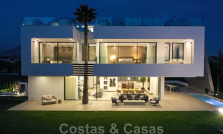 Instapklare moderne villa te koop op loopafstand van voorzieningen en Puerto Banus in Nueva Andalucia, Marbella 30711 