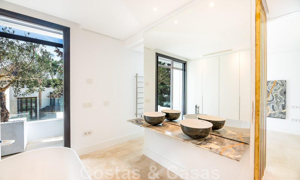 Toplokatie, moderne luxe villa te koop in een gerenommeerde urbanisatie aan het strand op de Golden Mile in Marbella. Instapklaar. 47661