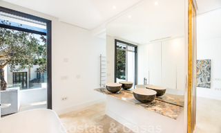 Toplokatie, moderne luxe villa te koop in een gerenommeerde urbanisatie aan het strand op de Golden Mile in Marbella. Instapklaar. 47661 