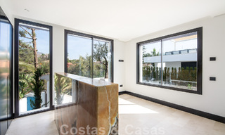 Toplokatie, moderne luxe villa te koop in een gerenommeerde urbanisatie aan het strand op de Golden Mile in Marbella. Instapklaar. 47666 