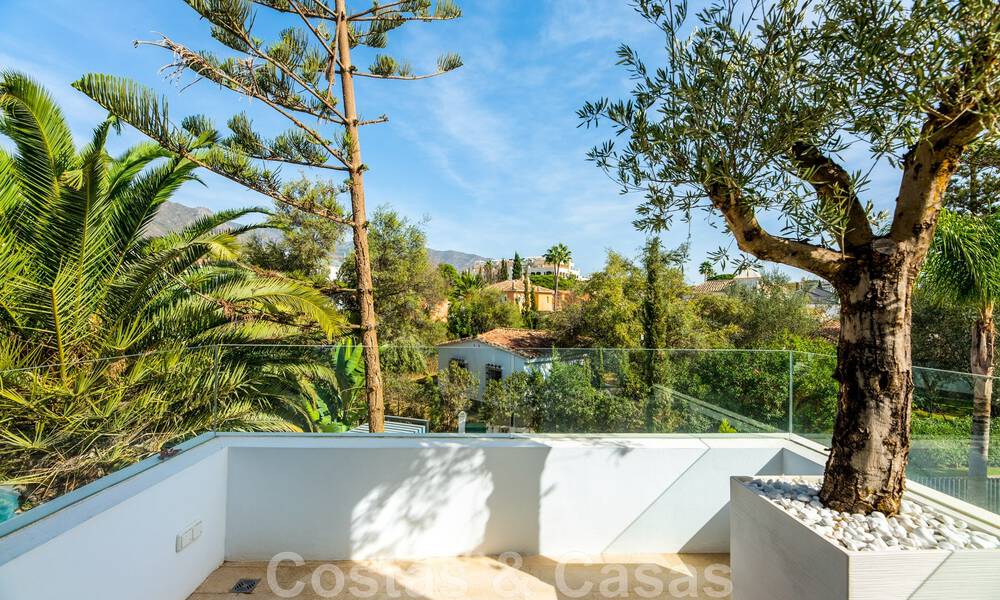 Toplokatie, moderne luxe villa te koop in een gerenommeerde urbanisatie aan het strand op de Golden Mile in Marbella. Instapklaar. 47667