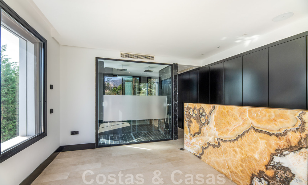 Toplokatie, moderne luxe villa te koop in een gerenommeerde urbanisatie aan het strand op de Golden Mile in Marbella. Instapklaar. 47669