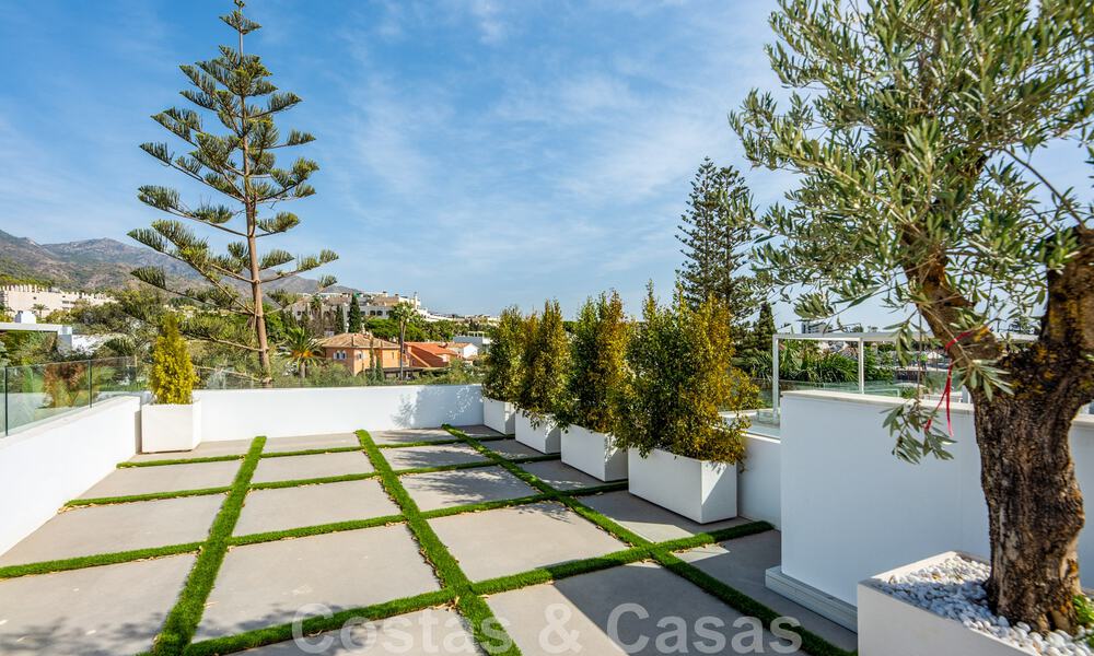 Toplokatie, moderne luxe villa te koop in een gerenommeerde urbanisatie aan het strand op de Golden Mile in Marbella. Instapklaar. 47670