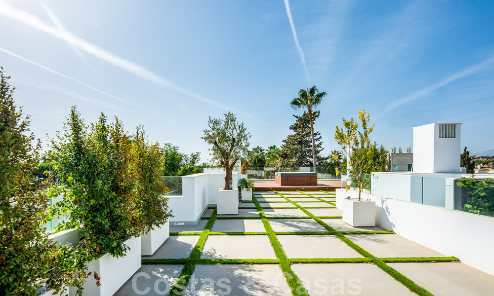Toplokatie, moderne luxe villa te koop in een gerenommeerde urbanisatie aan het strand op de Golden Mile in Marbella. Instapklaar. 47671