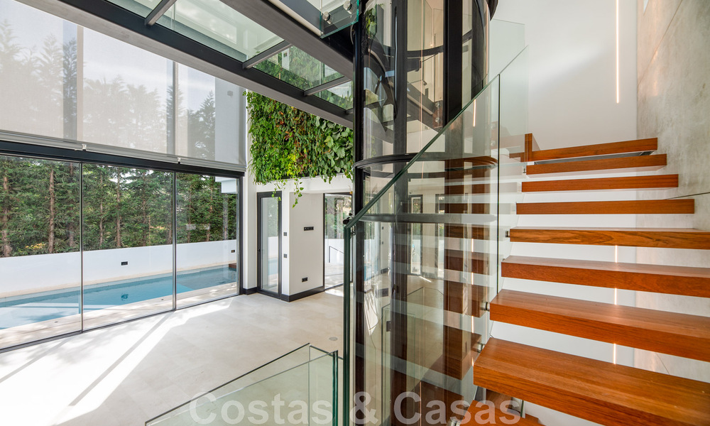 Toplokatie, moderne luxe villa te koop in een gerenommeerde urbanisatie aan het strand op de Golden Mile in Marbella. Instapklaar. 47673