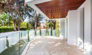 Toplokatie, moderne luxe villa te koop in een gerenommeerde urbanisatie aan het strand op de Golden Mile in Marbella. Instapklaar. 47676 