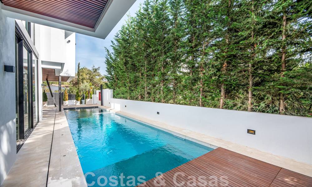 Toplokatie, moderne luxe villa te koop in een gerenommeerde urbanisatie aan het strand op de Golden Mile in Marbella. Instapklaar. 47677