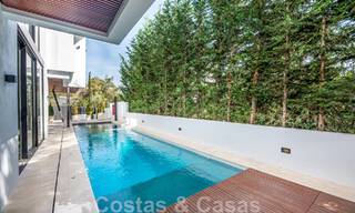 Toplokatie, moderne luxe villa te koop in een gerenommeerde urbanisatie aan het strand op de Golden Mile in Marbella. Instapklaar. 47677 