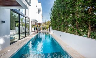 Toplokatie, moderne luxe villa te koop in een gerenommeerde urbanisatie aan het strand op de Golden Mile in Marbella. Instapklaar. 47678 