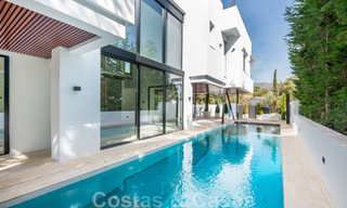 Toplokatie, moderne luxe villa te koop in een gerenommeerde urbanisatie aan het strand op de Golden Mile in Marbella. Instapklaar. 47679 