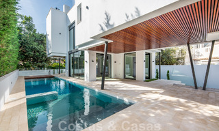 Toplokatie, moderne luxe villa te koop in een gerenommeerde urbanisatie aan het strand op de Golden Mile in Marbella. Instapklaar. 47680 
