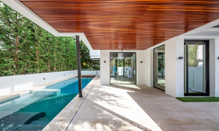 Toplokatie, moderne luxe villa te koop in een gerenommeerde urbanisatie aan het strand op de Golden Mile in Marbella. Instapklaar. 47681 