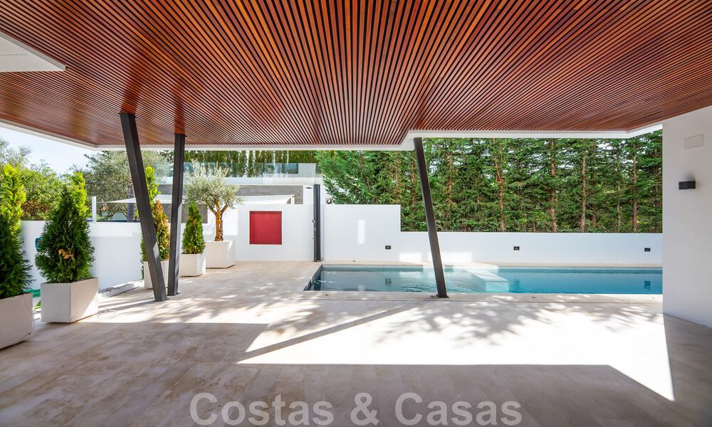 Toplokatie, moderne luxe villa te koop in een gerenommeerde urbanisatie aan het strand op de Golden Mile in Marbella. Instapklaar. 47682
