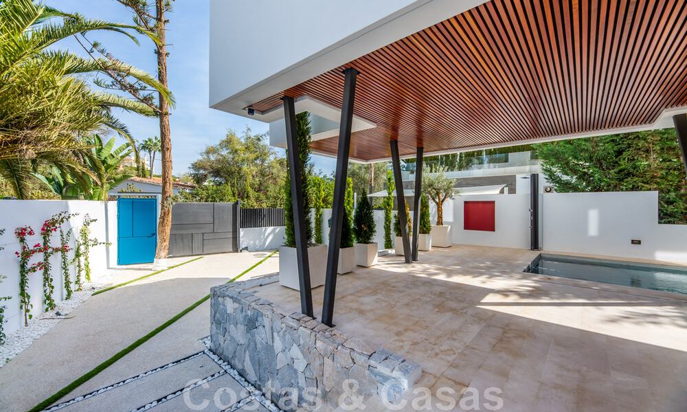 Toplokatie, moderne luxe villa te koop in een gerenommeerde urbanisatie aan het strand op de Golden Mile in Marbella. Instapklaar. 47683