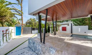 Toplokatie, moderne luxe villa te koop in een gerenommeerde urbanisatie aan het strand op de Golden Mile in Marbella. Instapklaar. 47683 