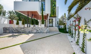 Toplokatie, moderne luxe villa te koop in een gerenommeerde urbanisatie aan het strand op de Golden Mile in Marbella. Instapklaar. 47684 