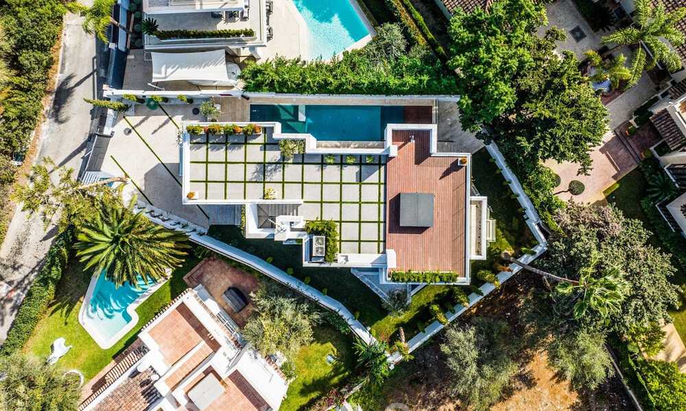 Toplokatie, moderne luxe villa te koop in een gerenommeerde urbanisatie aan het strand op de Golden Mile in Marbella. Instapklaar. 47685
