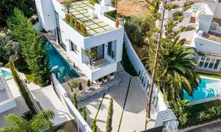 Toplokatie, moderne luxe villa te koop in een gerenommeerde urbanisatie aan het strand op de Golden Mile in Marbella. Instapklaar. 47686 