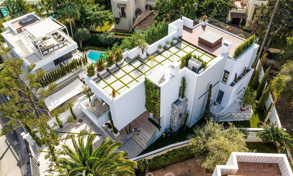 Toplokatie, moderne luxe villa te koop in een gerenommeerde urbanisatie aan het strand op de Golden Mile in Marbella. Instapklaar. 47687