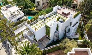 Toplokatie, moderne luxe villa te koop in een gerenommeerde urbanisatie aan het strand op de Golden Mile in Marbella. Instapklaar. 47687 