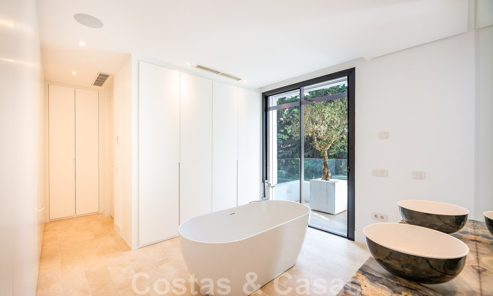 Toplokatie, moderne luxe villa te koop in een gerenommeerde urbanisatie aan het strand op de Golden Mile in Marbella. Instapklaar. 47690