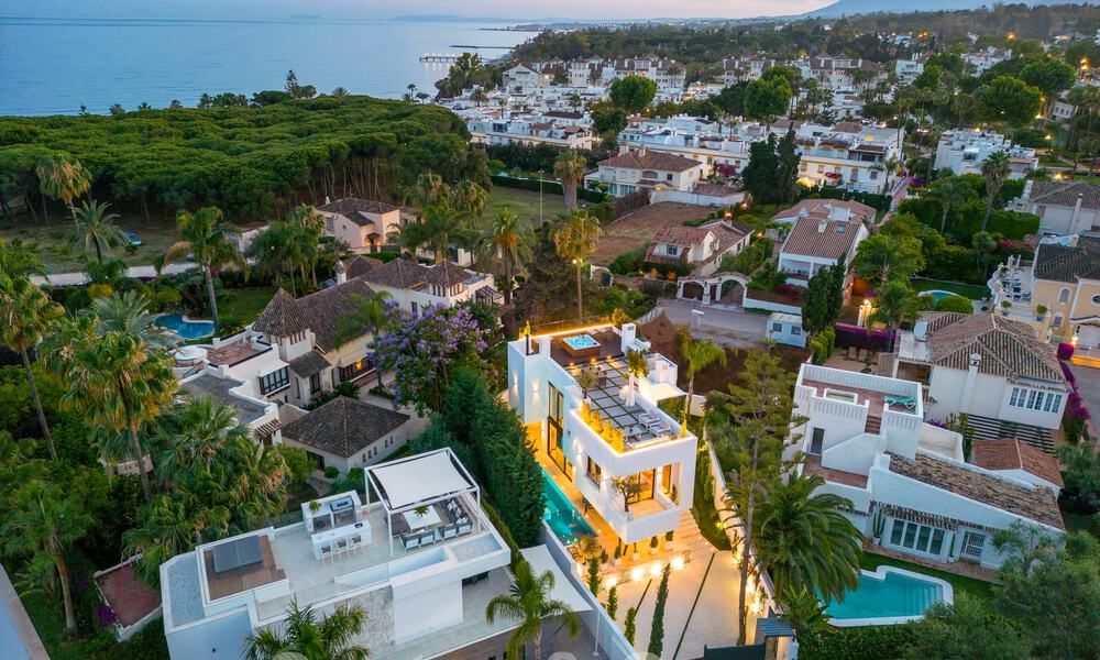 Toplokatie, moderne luxe villa te koop in een gerenommeerde urbanisatie aan het strand op de Golden Mile in Marbella. Instapklaar. 57219