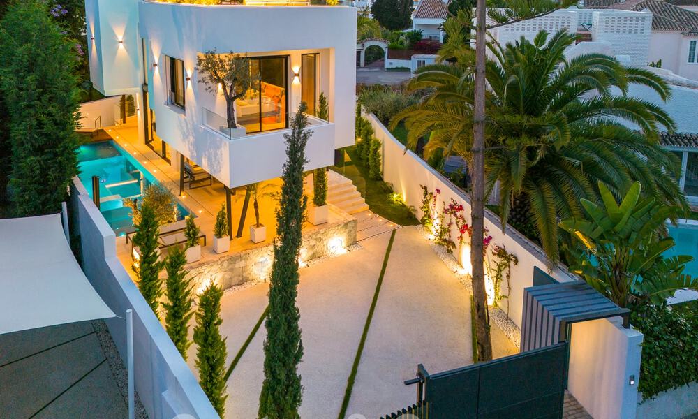 Toplokatie, moderne luxe villa te koop in een gerenommeerde urbanisatie aan het strand op de Golden Mile in Marbella. Instapklaar. 57220