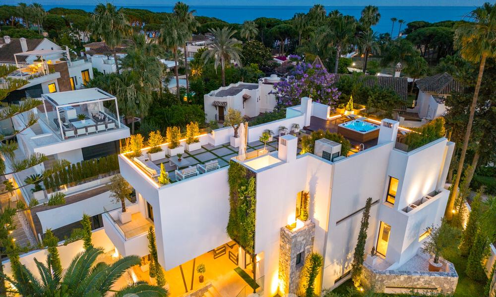 Toplokatie, moderne luxe villa te koop in een gerenommeerde urbanisatie aan het strand op de Golden Mile in Marbella. Instapklaar. 57221
