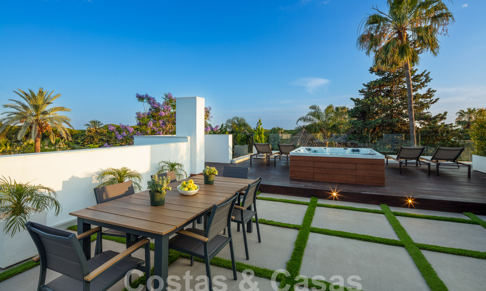 Toplokatie, moderne luxe villa te koop in een gerenommeerde urbanisatie aan het strand op de Golden Mile in Marbella. Instapklaar. 57222