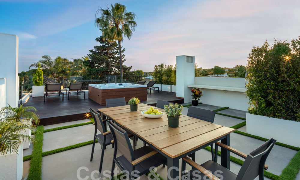 Toplokatie, moderne luxe villa te koop in een gerenommeerde urbanisatie aan het strand op de Golden Mile in Marbella. Instapklaar. 57223