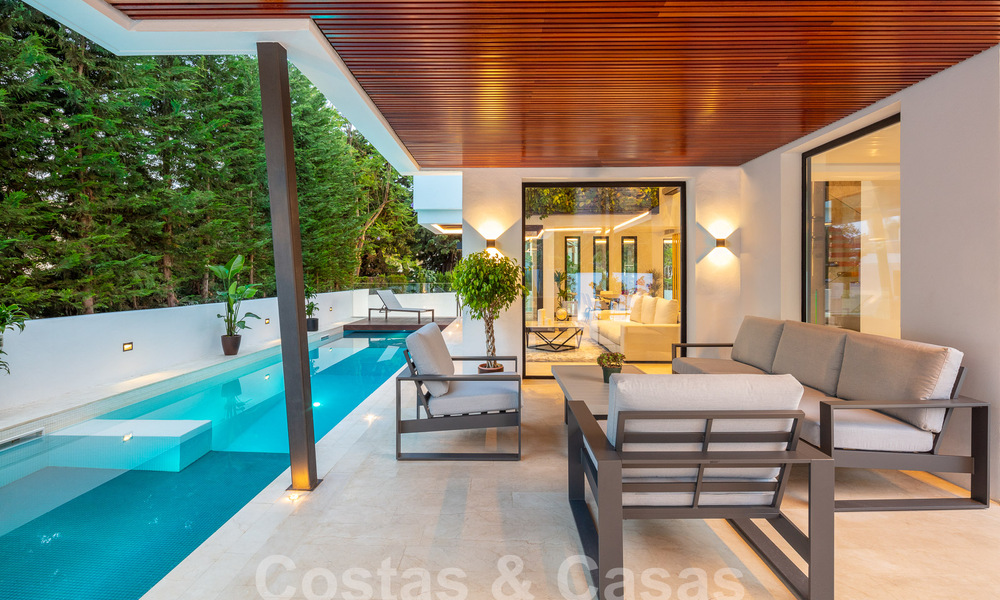 Toplokatie, moderne luxe villa te koop in een gerenommeerde urbanisatie aan het strand op de Golden Mile in Marbella. Instapklaar. 57225