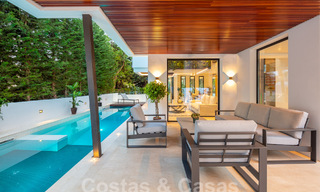 Toplokatie, moderne luxe villa te koop in een gerenommeerde urbanisatie aan het strand op de Golden Mile in Marbella. Instapklaar. 57225 