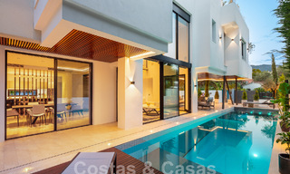 Toplokatie, moderne luxe villa te koop in een gerenommeerde urbanisatie aan het strand op de Golden Mile in Marbella. Instapklaar. 57226 