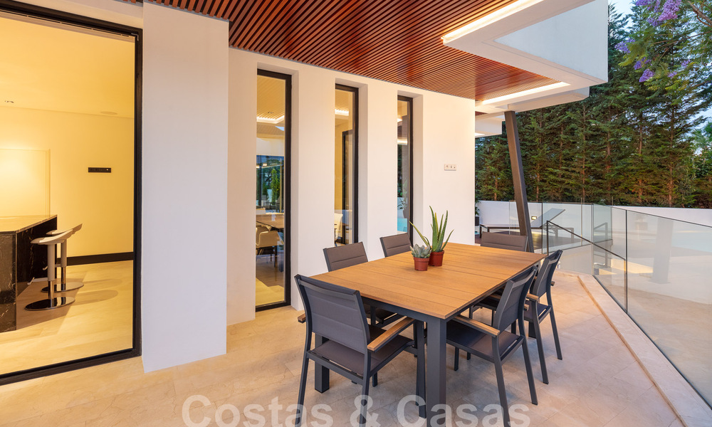 Toplokatie, moderne luxe villa te koop in een gerenommeerde urbanisatie aan het strand op de Golden Mile in Marbella. Instapklaar. 57227