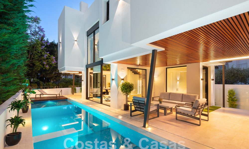Toplokatie, moderne luxe villa te koop in een gerenommeerde urbanisatie aan het strand op de Golden Mile in Marbella. Instapklaar. 57229