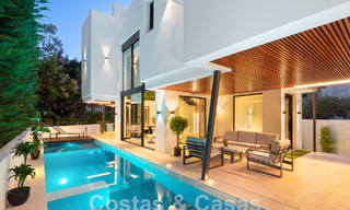 Toplokatie, moderne luxe villa te koop in een gerenommeerde urbanisatie aan het strand op de Golden Mile in Marbella. Instapklaar. 57229 