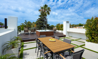 Toplokatie, moderne luxe villa te koop in een gerenommeerde urbanisatie aan het strand op de Golden Mile in Marbella. Instapklaar. 57231 