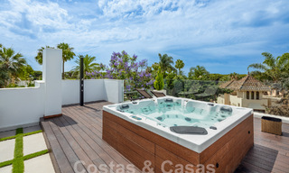 Toplokatie, moderne luxe villa te koop in een gerenommeerde urbanisatie aan het strand op de Golden Mile in Marbella. Instapklaar. 57232 