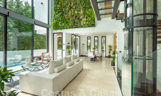 Toplokatie, moderne luxe villa te koop in een gerenommeerde urbanisatie aan het strand op de Golden Mile in Marbella. Instapklaar. 57233 