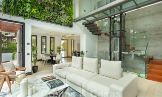 Toplokatie, moderne luxe villa te koop in een gerenommeerde urbanisatie aan het strand op de Golden Mile in Marbella. Instapklaar. 57234 