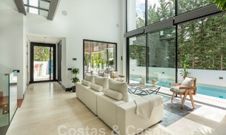 Toplokatie, moderne luxe villa te koop in een gerenommeerde urbanisatie aan het strand op de Golden Mile in Marbella. Instapklaar. 57235 
