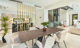 Toplokatie, moderne luxe villa te koop in een gerenommeerde urbanisatie aan het strand op de Golden Mile in Marbella. Instapklaar. 57237 