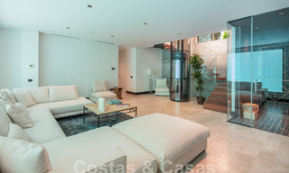 Toplokatie, moderne luxe villa te koop in een gerenommeerde urbanisatie aan het strand op de Golden Mile in Marbella. Instapklaar. 57240 